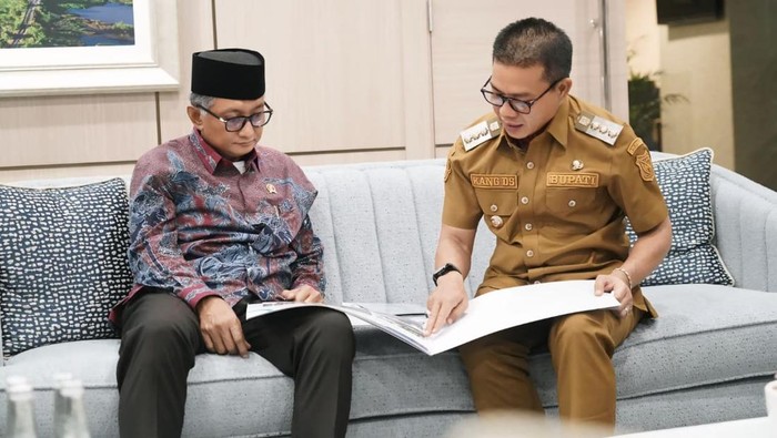 Bupati Bandung Dadang Supriatna saat menemui Menteri Pekerjaan Umum (PU), Dody Hanggodo, di kantor Kementerian PU