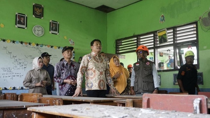 Bupati Sidoarjo Subandi saat meninjau kerusakan SDN 1 Sidokepung