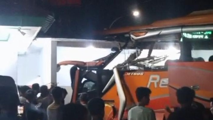 Bus Remaja Jaya ditabrak truk BBM oleng di Luwu.