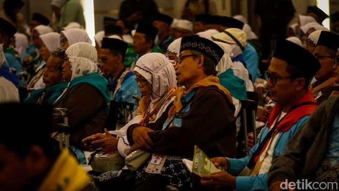 Momen pemberangkatan calhaj kloter pertama dari embarkasi Yogyakarta, Selasa (21/4/2026)