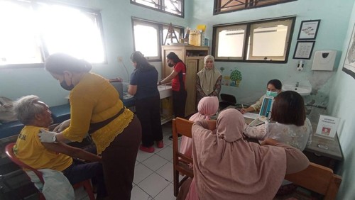 Calon Jamaah Haji Klungkung tengah melakukan vaksin meningitis dan polio di Puskesmas Klungkung. Dok. Humas Kemenhaj Klungkung.
