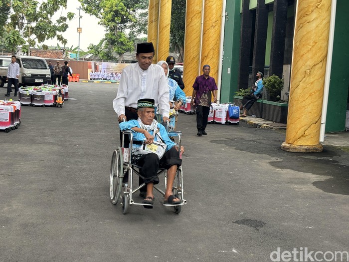 Calon jemaah haji kloter 1 dan 2 tiba di Asrama Haji Embarkasi Surabaya