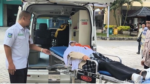 CJH Wanita asal Lombok Timur dilarikan ke RSUD NTB. Diduga penyakit patah tulang di kaki, kambuh saat tiba di Asrama Haji Embarkasi Lombok, Selasa (21/4/2026)
