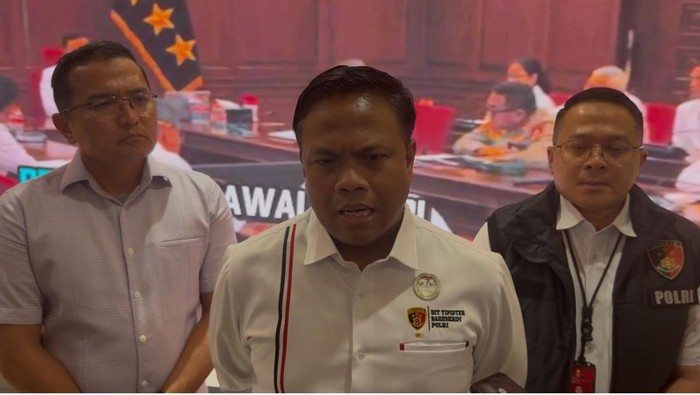 Dirtipidter Bareskrim Polri, Brigjen Mohammad Irhamni (tengah)-(Rumondang/detikcom)
