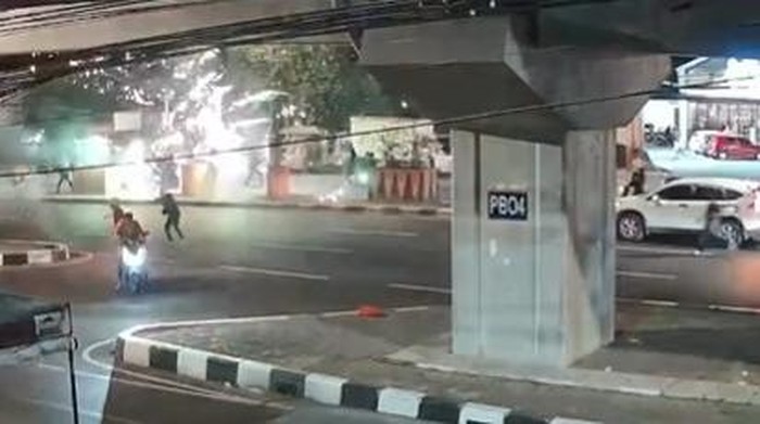Dua kubu geng motor terlibat tawuran depan Mie Gacoan, Jalan AP Pettarani Makassar.