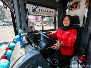 Tangguh Bak Kartini, Eka Adalah Satu-satunya Sopir Perempuan Suroboyo Bus