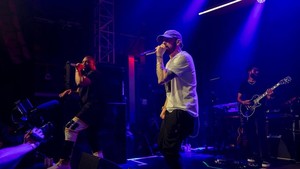 Rapper Lose Yourself yang kini berusia 53 tahun membagikan foto di akun Instagram pribadinya mengenakan kaos D-Nice to the Rescue bergaya dekade 90-an sambil memegang koin baru.  Foto: Dok.Eminem/ Instagram