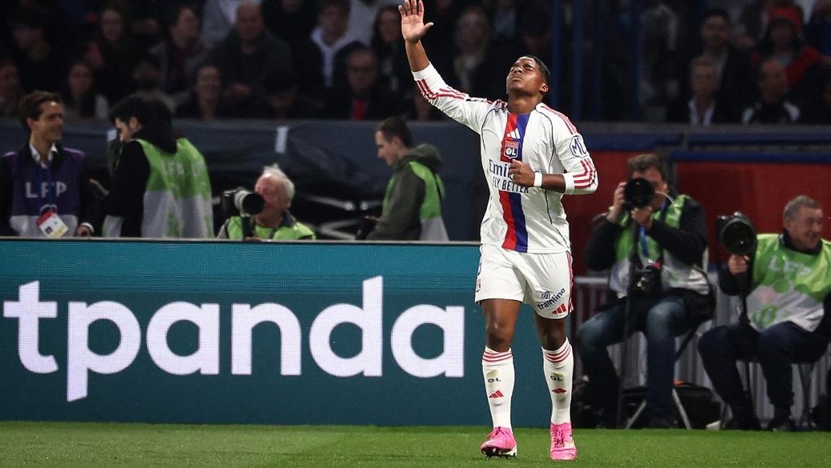 Endrick merayakan gol ke gawang PSG. (Foto: AFP/FRANCK FIFE)