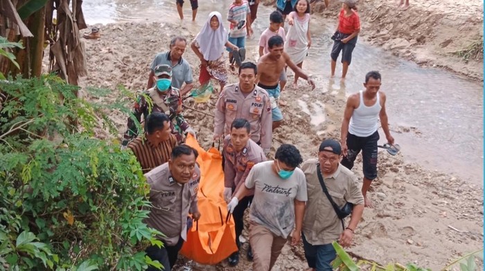 Daman Zuhri (41) tewas di tepi Sungai Temu Ireng wilayah Desa Padas, Kedungjati, Grobogan, gegara tersengat listrik dari alat setrum pencari ikan.