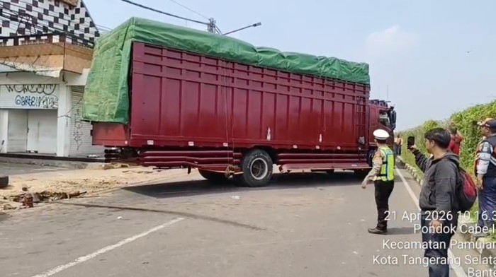 Evakuasi truk kejeblos di Pondok Cabe, Tangsel berlangsung hampir 3 jam. Kondisi lalin per pukul 10.16 WIB, Selasa (21/4/2026) normal kembali.