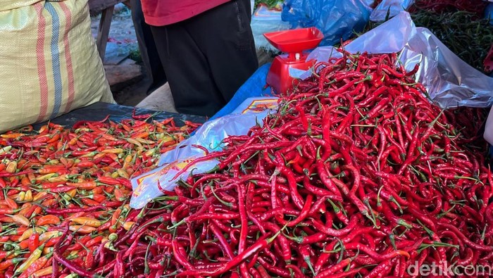 Foto: Harga cabai di Pasar Raya Padang pada pekan ketiga April 2026 melonjak naik. (Aisyah Luthfi/detikSumut)