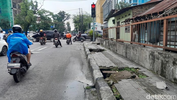 Foto: Trotoar berlubang di Jalan Perintis Kemerdekaan Medan. (Rechtin Hani Ritonga/detikSumut)
