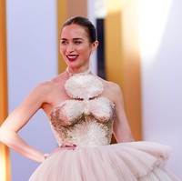 Rok berhias bulu itu terhubung dengan bodice pendek beraksen siluet bayangan khas rumah mode tersebut serta detail pom-pom besar. Ia melengkapi tampilan dengan sepatu hak terbuka bertali berwarna cokelat muda. (Foto: John Nacion/Variety via Getty Images)