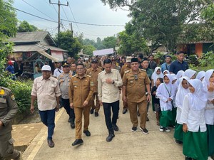 Rusak Puluhan Tahun, Andra Soni Ambil Alih Renovasi Jalan di Saketi Pandeglang