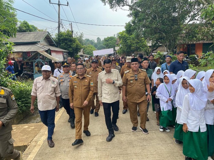 Gubernur Banten Andra Soni tinjau jalan rusak puluhan tahun di Kecamatan Saketi, Pandeglang (dok.istimewa)