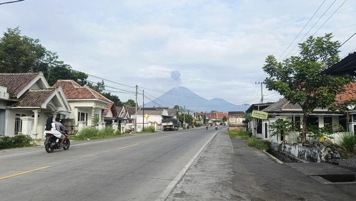 Gunung Semeru erupsi