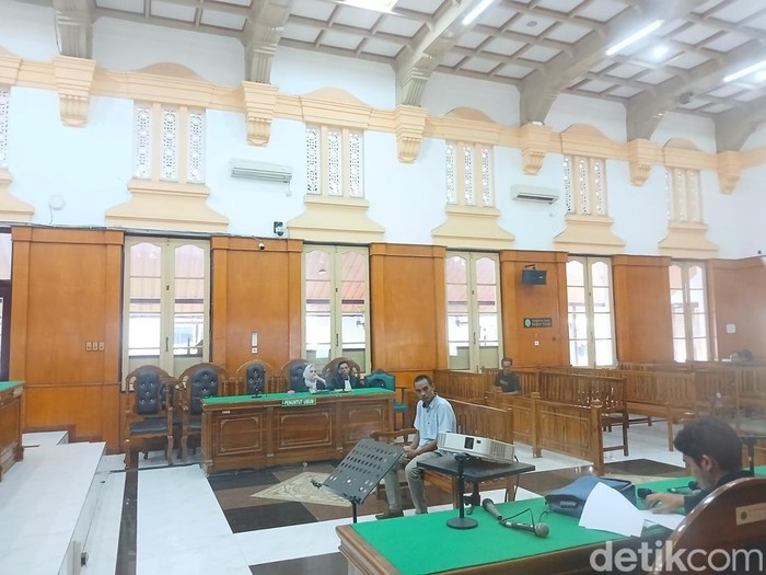 Hendra Parwana Batubara saat menjalani sidang di Pengadilan Tipikor Medan, Senin (21/4/2026). (Juita/detikcom)