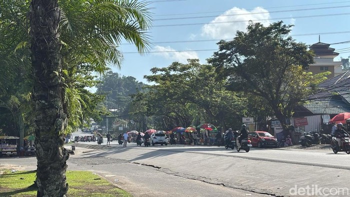 Jalan Teuku Umar depan Kantor DPRD Kaltim yang ditutup arus lalu lintasnya saat demo 21 April.