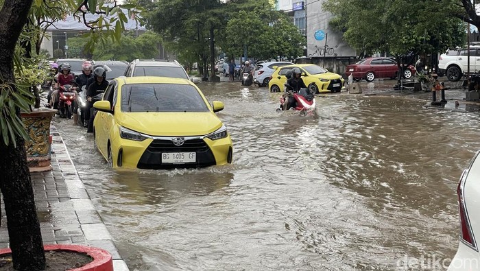 Jalanan tergenang banjir setelah hujan melanda Palembang selama tiga jam