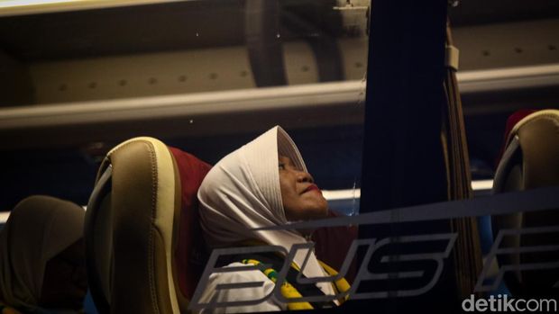 Momen pemberangkatan calhaj kloter pertama dari embarkasi Yogyakarta, Selasa (21/4/2026)