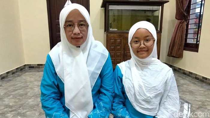 Jamaah haji termuda, Kyra Talita Sakhi (13) dan ibunya, warga Desa Kaponan, Pakis, Magelang, Selasa (21/4/2026).