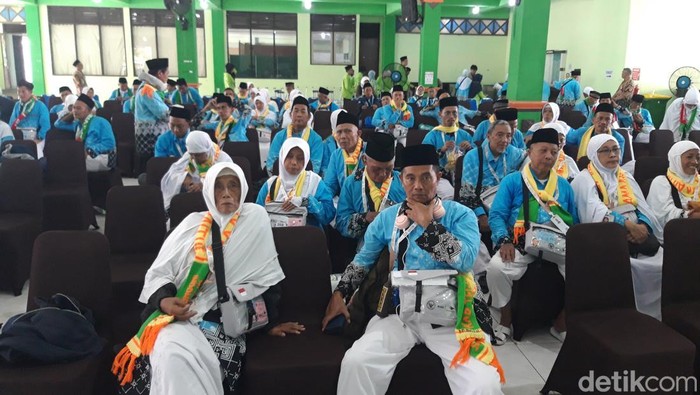 Jemaah calon haji Kloter 1 Embarkasi Solo mendapat layanan one stop service di Asrama Haji Donohudan, Boyolali, Selasa (21/4/2026).