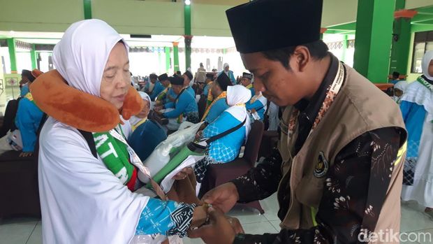 Jemaah calon haji Kloter 1 Embarkasi Solo mendapat layanan one stop service di Asrama Haji Donohudan, Boyolali, Selasa (21/4/2026). Jemaah calon haji Kloter 1 Embarkasi Solo mendapat layanan one stop service di Asrama Haji Donohudan, Boyolali, Selasa (21/4/2026).