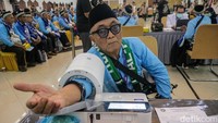 Pemeriksaan meliputi pengecekan tekanan darah, suhu tubuh, hingga riwayat kesehatan jemaah, guna mendeteksi potensi risiko selama perjalanan. Petugas juga memberikan arahan singkat terkait menjaga kesehatan, termasuk pola istirahat dan konsumsi obat bagi jamaah dengan kondisi tertentu.