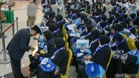 Jemaah haji berkumpul untuk menjalani pendataan, cek kesehatan, hingga menerima dokumen perjalanan dan living cost di Asrama Pondok Gede, Jakarta, Selasa (21/4/2026).