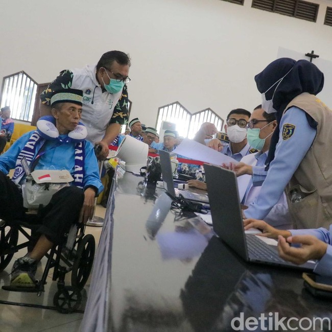 Jemaah Haji Jalani Cek Kesehatan dan Pendataan di Pondok Gede