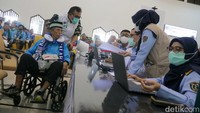 Jemaah di kumpulkan diruangan serbaguna untuk mengecek kelengkapan dokumen serta memeriksa kesehatan.