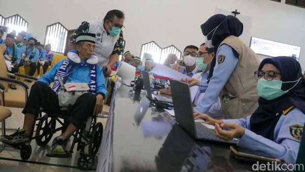 Jemaah Haji Jalani Cek Kesehatan dan Pendataan di Pondok Gede