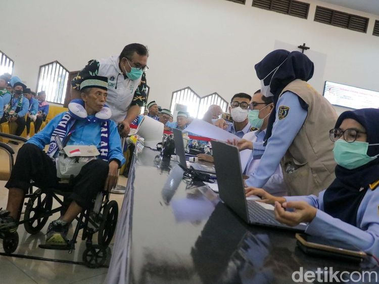 Jemaah Haji Jalani Cek Kesehatan dan Pendataan di Pondok Gede