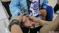 Jemaah juga dipakaikan gelang identitas yang memuat nama serta asal daerah, sebagai bentuk pengenalan dan pengamanan selama perjalanan ibadah. Usai proses tersebut, jemaah menerima kartu yang berfungsi sebagai penanda nomor kamar selama berada di asrama haji.
