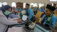 Petugas kesehatan melakukan pemeriksaan terhadap setiap jemaah guna memastikan kondisi fisik dalam keadaan layak untuk menjalani ibadah haji.