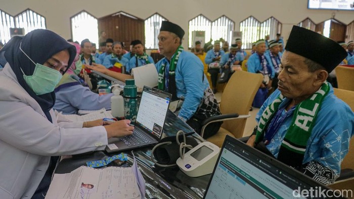 Ratusan jamaah haji mulai menjalani proses awal di Asrama Haji Pondok Gede, Jakarta, Selasa (21/4/2026). Pemeriksaan kesehatan dan kelengkapan dokumen dilakukan sebelum berangkat.