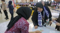 Selanjutnya, jemaah menerima paspor dan living cost sebesar 750 riyal atau sekitar Rp3,4 juta.