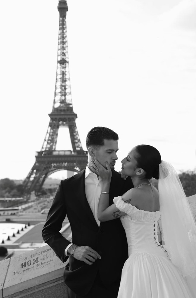 Romantis, Jennifer dan Hubner juga membagikan pose mesra mereka. Saling bertatapan, Jennifer tampak memegang wajah Hubner. Foto: Instagram/@jennifercoppenreal