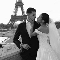 Romantis, Jennifer dan Hubner juga membagikan pose mesra mereka. Saling bertatapan, Jennifer tampak memegang wajah Hubner. Foto: Instagram/@jennifercoppenreal