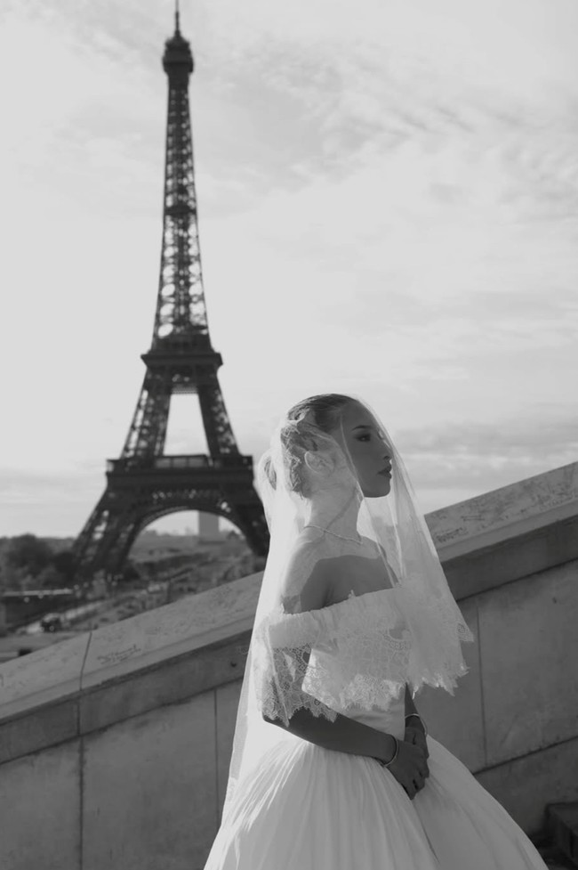 Rambut Jennifer ditata rapi dalam gaya sleek bun, memperlihatkan garis wajah yang tegas dan memberi kesan sophisticated. Dalam salah satu foto tampak Jennifer yang mengenakan veil untuk menutup wajahnya. Foto: Instagram/@jennifercoppenreal