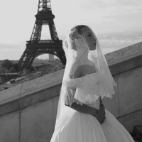 Rambut Jennifer ditata rapi dalam gaya sleek bun, memperlihatkan garis wajah yang tegas dan memberi kesan sophisticated. Dalam salah satu foto tampak Jennifer yang mengenakan veil untuk menutup wajahnya. Foto: Instagram/@jennifercoppenreal