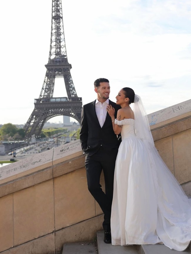 Foto Prewedding Jennifer Coppen-Justin Hubner, Tampil Klasik Elegan di Paris