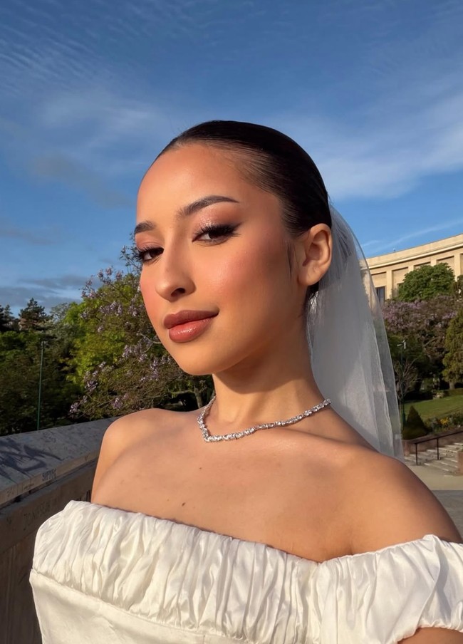 Makeup Jennifer terlihat glowing dengan complexion halus, alis rapi, serta sentuhan eyeshadow cokelat hangat dan bulu mata lentik. Lipstik nude glossy membuat tampilannya tetap natural namun elegan. Foto: Instagram/@jennifercoppenreal