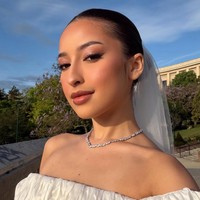 Makeup Jennifer terlihat glowing dengan complexion halus, alis rapi, serta sentuhan eyeshadow cokelat hangat dan bulu mata lentik. Lipstik nude glossy membuat tampilannya tetap natural namun elegan. Foto: Instagram/@jennifercoppenreal