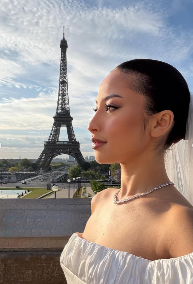 Melengkapi penampilannya, Jennifer mengenakan kalung berlian simpel yang mengikuti garis leher, memberikan kilau elegan tanpa terlihat berlebihan. Foto: Instagram/@jennifercoppenreal