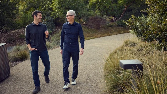 Apple umumkan pergantian CEO. Tim Cook jadi Executive Chairman, sementara John Ternus ditunjuk sebagai CEO baru mulai 1 September 2026.