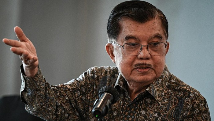 Wakil Presiden RI ke-10 dan ke-12 Jusuf Kalla menyampaikan keterangan saat pertemuan dengan para pelaku sejarah perundingan damai Malino I untuk Poso dan Malino II untuk Maluku di Jakarta, Selasa (21/4/2026). Pertemuan tersebut digelar dalam upaya me