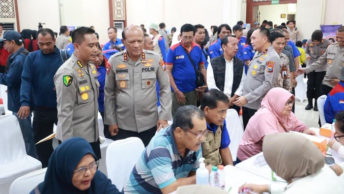 Kapolda Jatim Irjen Nanang Avianto saat memantau MCU Gratis untuk buruh