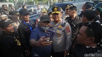 Warga yang turun aksi berswafoto dengan Kapolda dan Kapolresta. Foto: Riani Rahayu/detikKalimantan