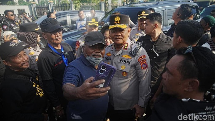 Kapolda Kaltim dan Kapolresta Samarinda temui massa aksi 21 April.